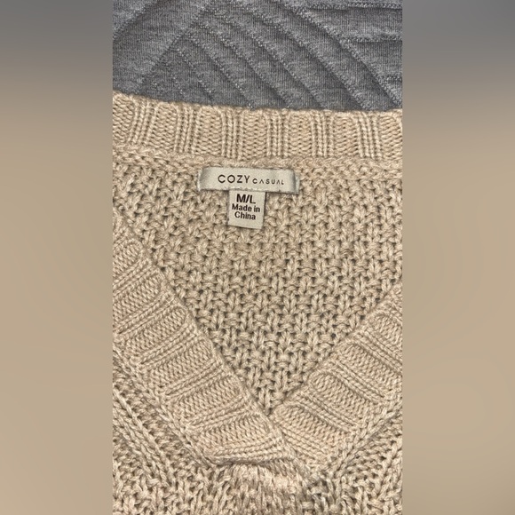 Cozy Casual Cable Knit Oversized V-Neck Sweater - Picture 4 of 8